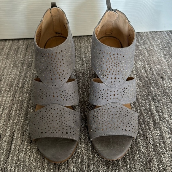 VIOLET & RED
Anabelle Laser Cut Peep Toe Bootie Size 8m- gray- padded footbed - Picture 2 of 9